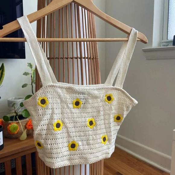 NwT Embroidered Crop Top Flowers Crochet Sleeveless Size s - Picture 2 of 4